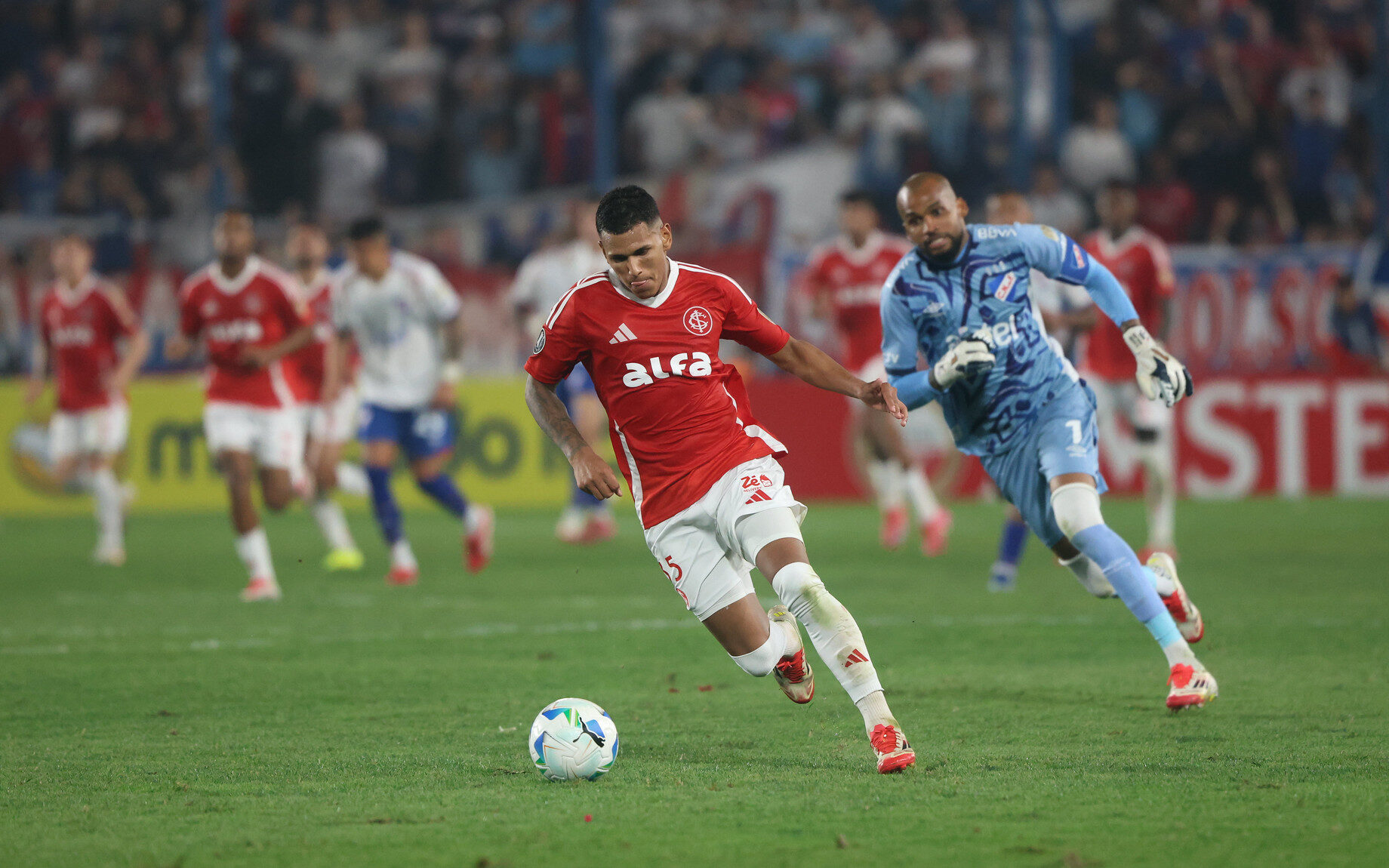 Os números do lateral do Internacional que a torcida ama odiar
