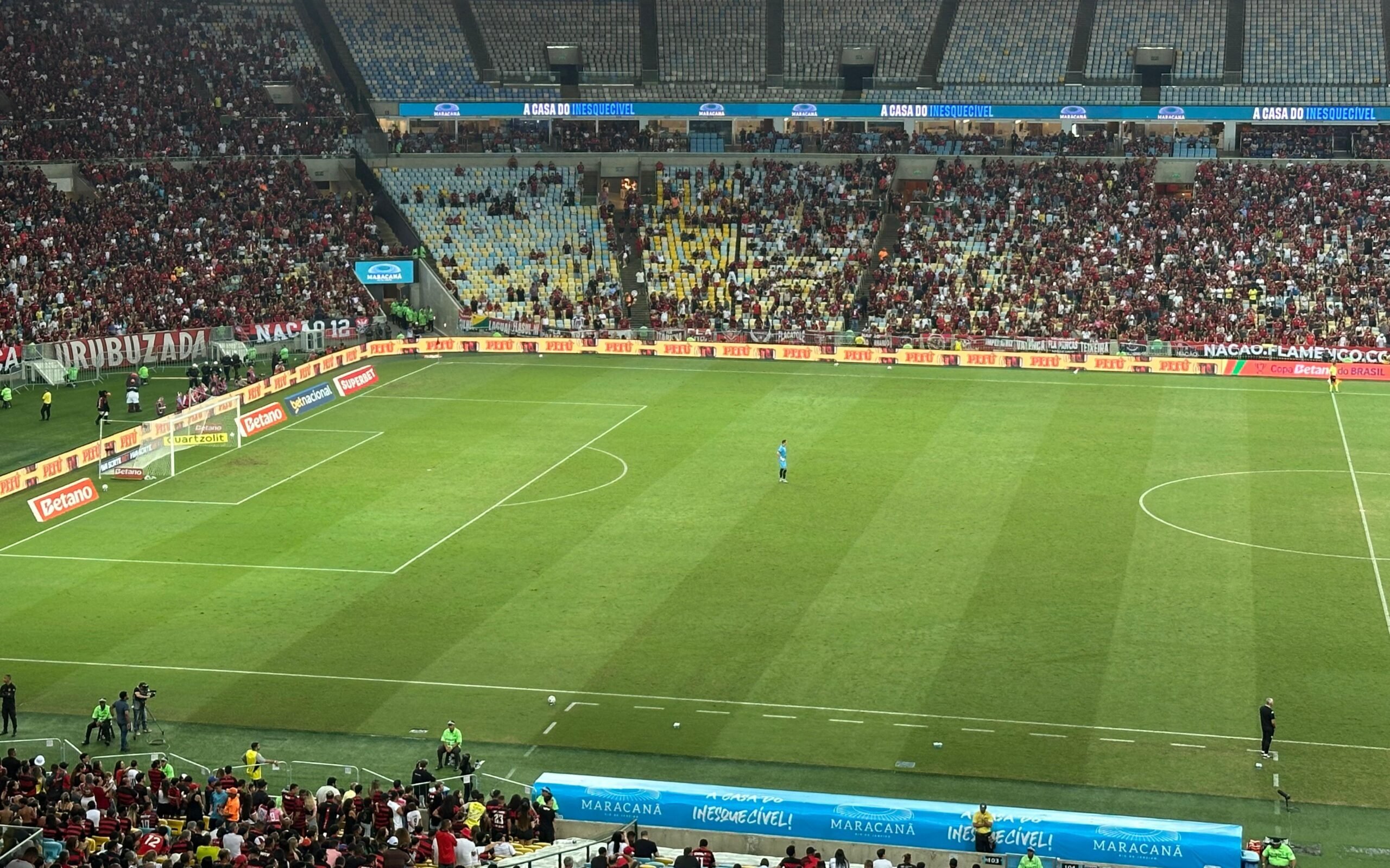 Gramado do Maracanã gera críticas durante jogo entre Flamengo e Botafogo-PB