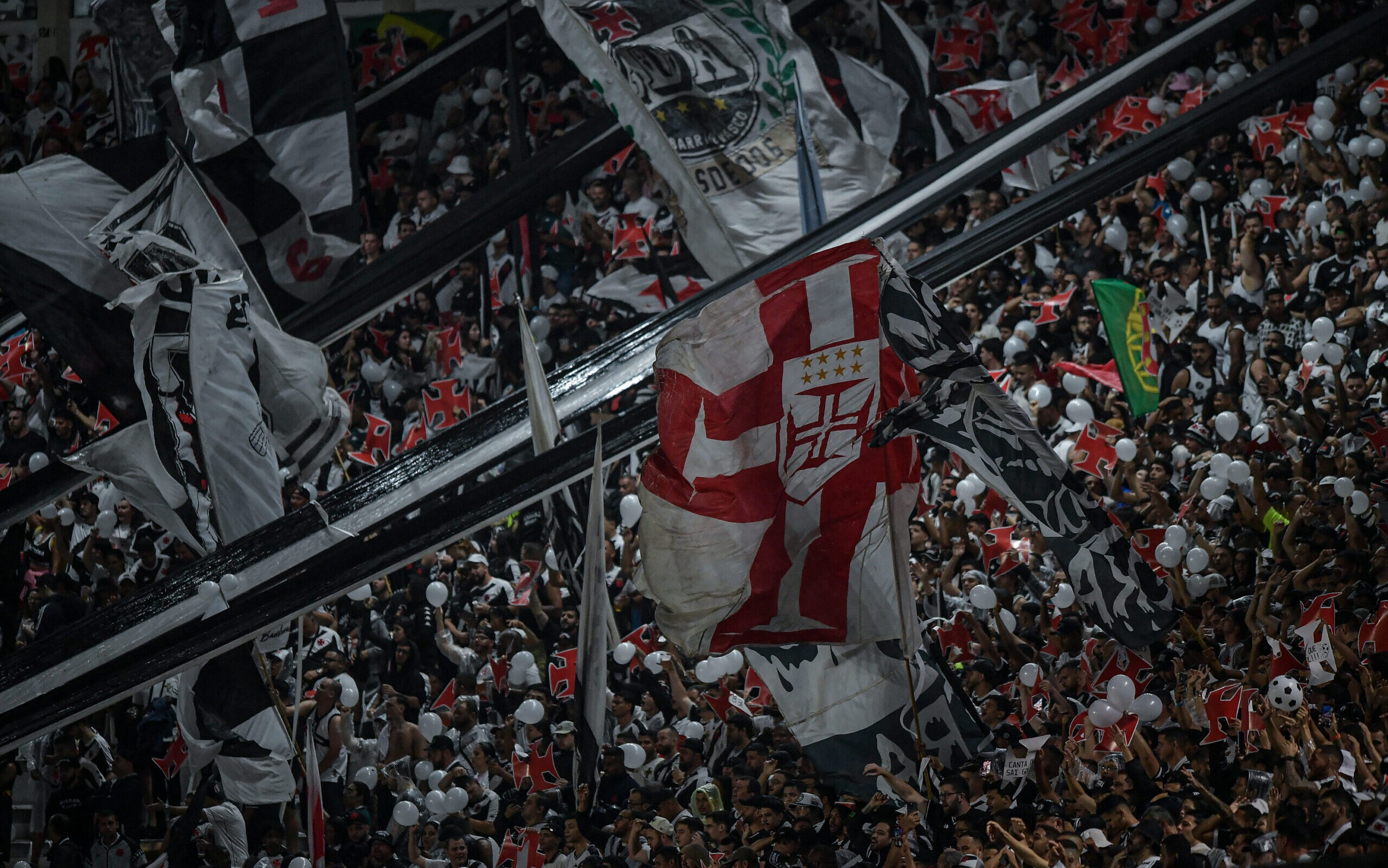 Icônico torcedor do Vasco é 'enquadrado' por fãs de Lady Gaga