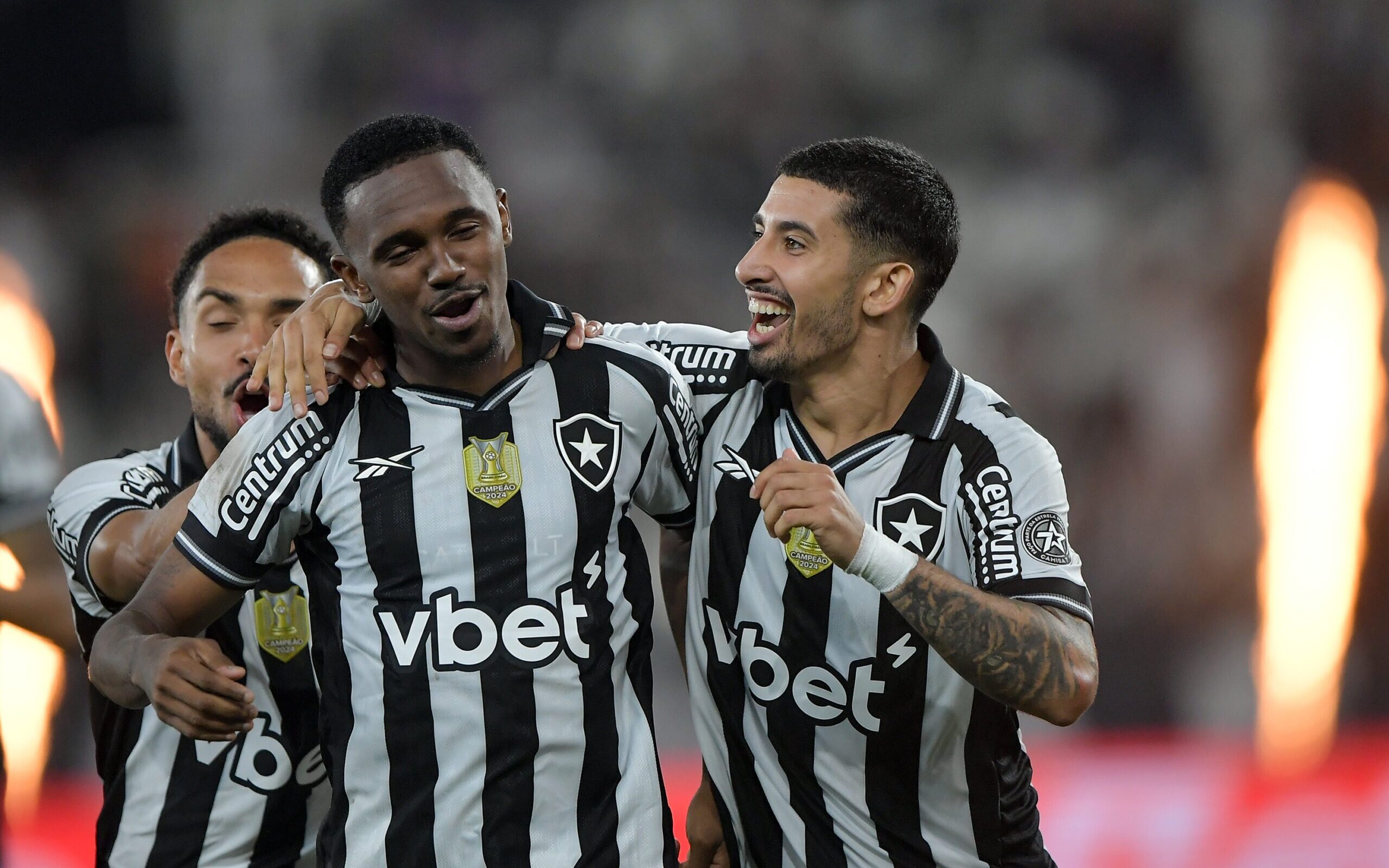 Santi Rodríguez e Jeffinho comemoram gol pelo Botafogo