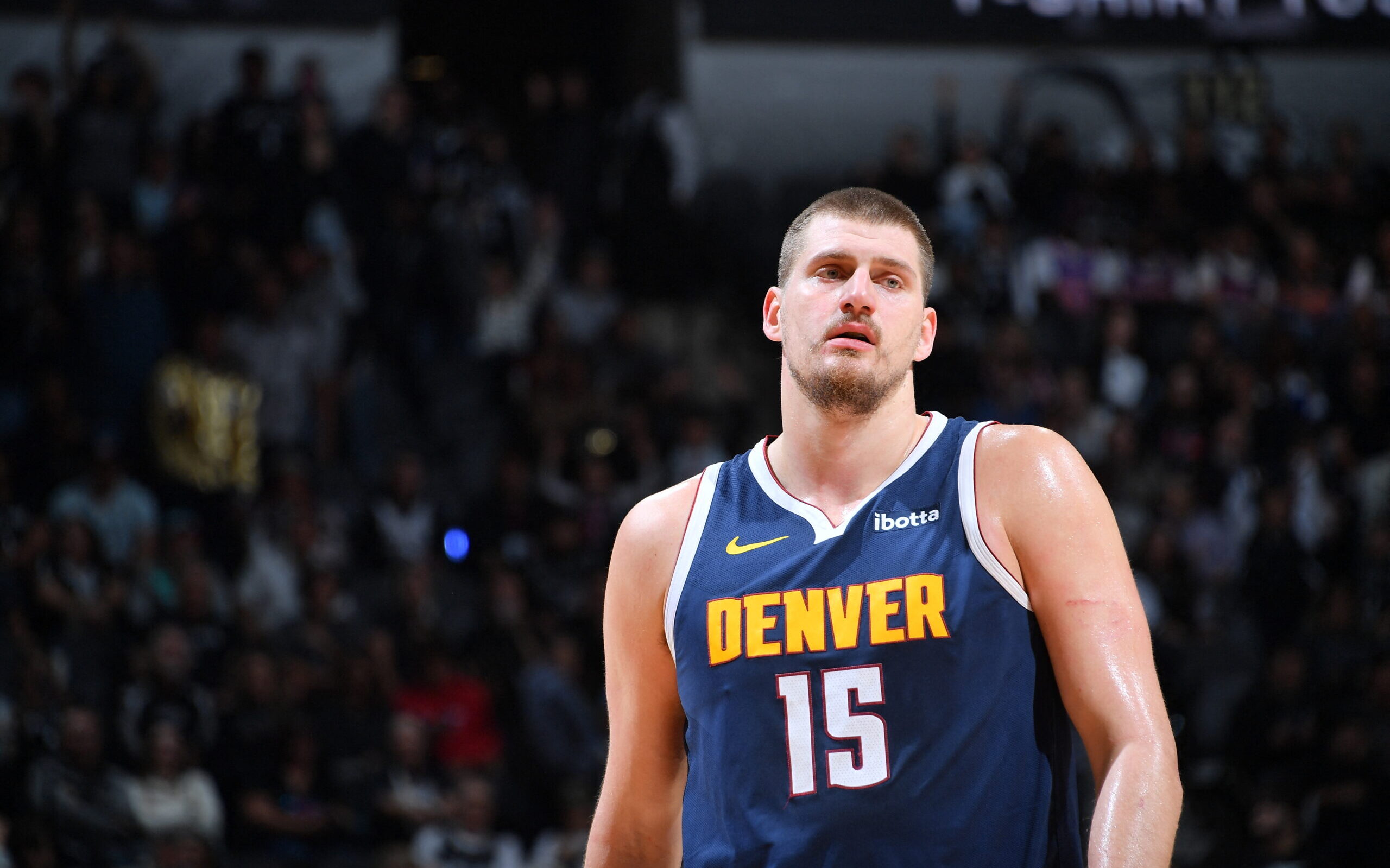 Jokic faz passe bizarro e Denver vence na pré temporada da NBA