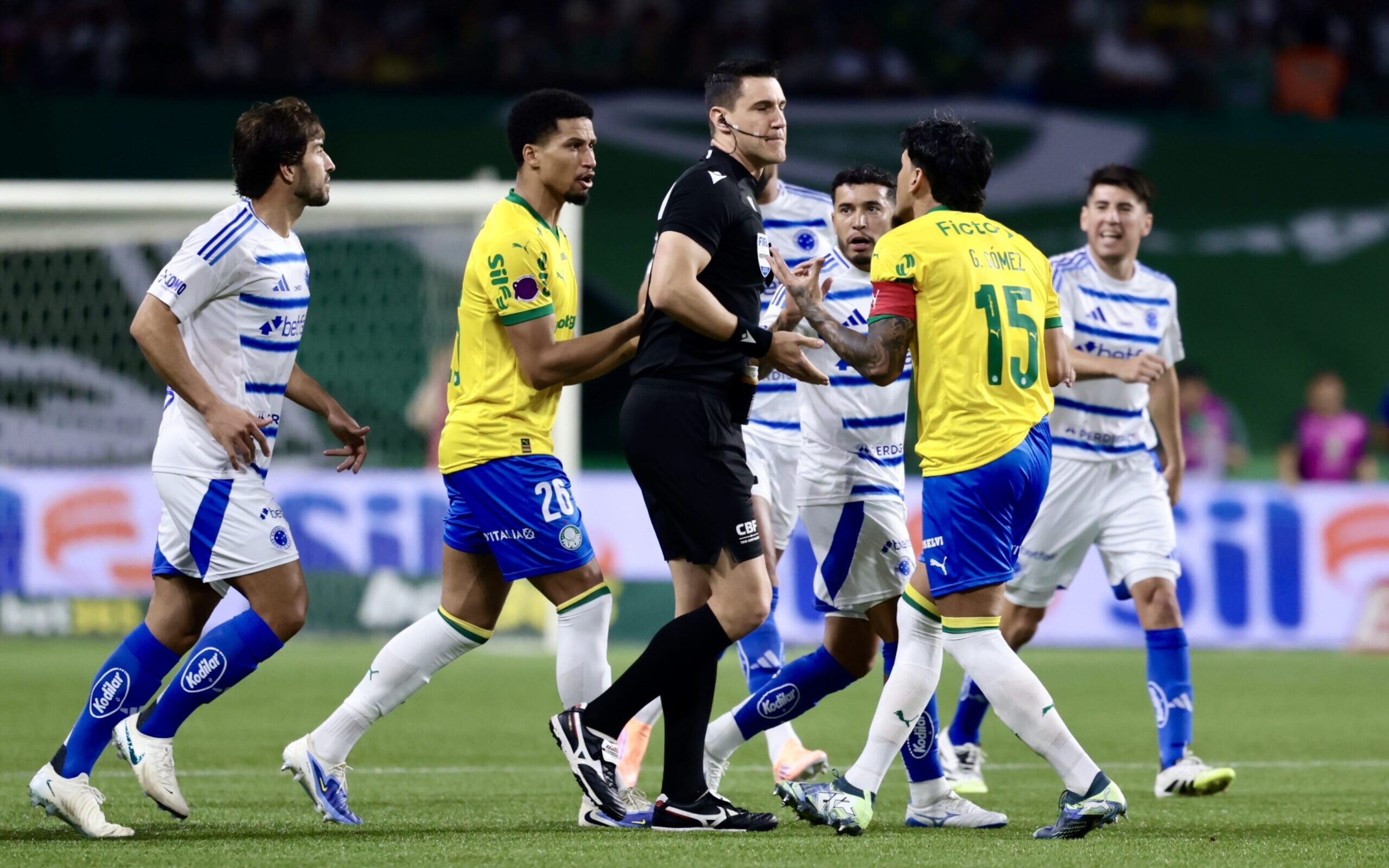 Web se revolta com polêmica de arbitragem em Palmeiras x Cruzeiro: 'Surreal'