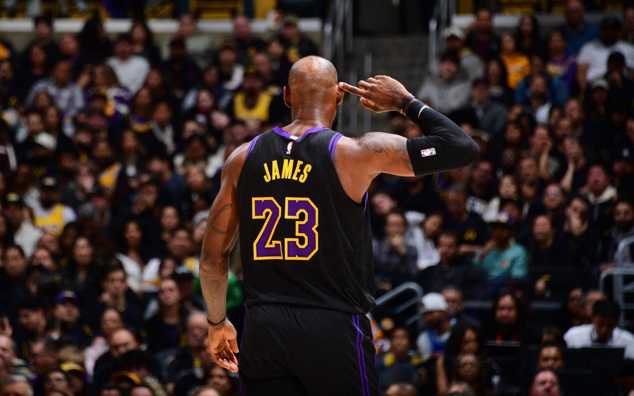LeBron James volta 100% renovado para a NBA; veja os lances de