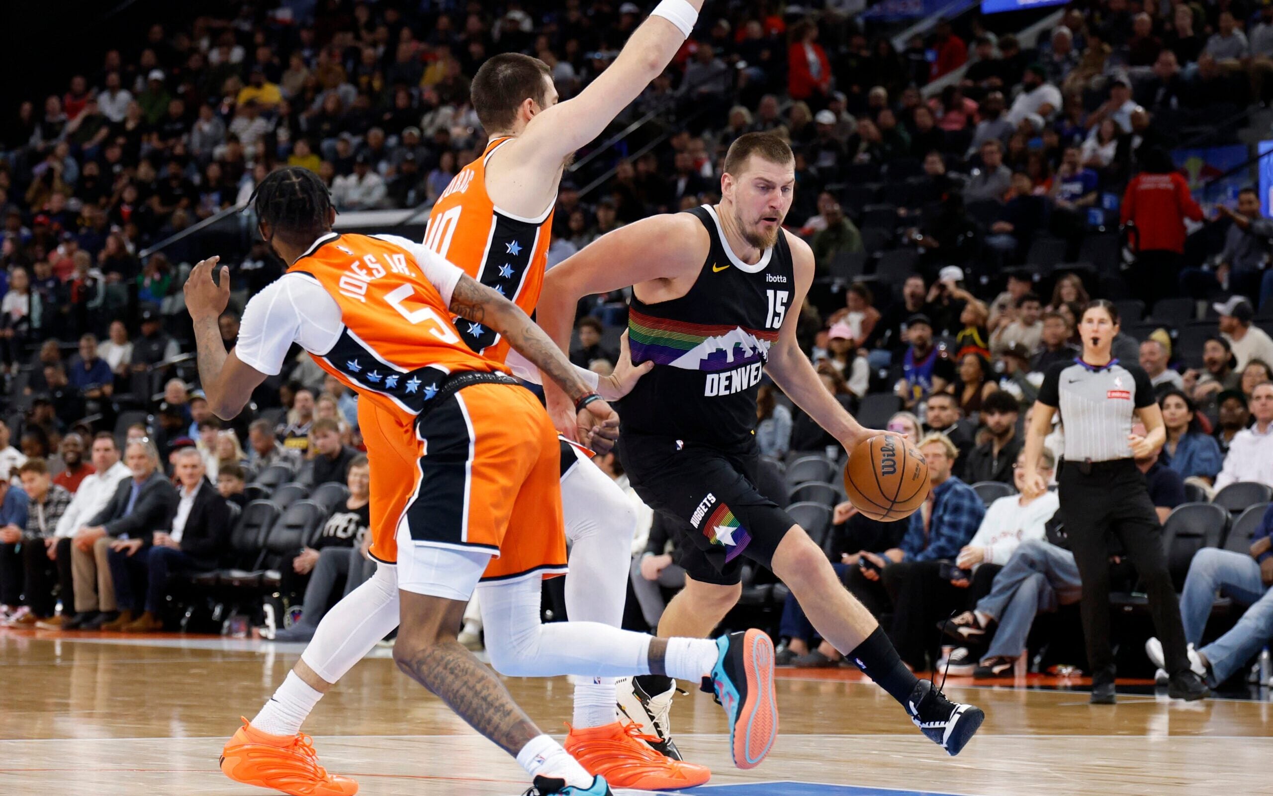 VÍDEO: Torcedor invade quadra da NBA durante jogo do Nuggets