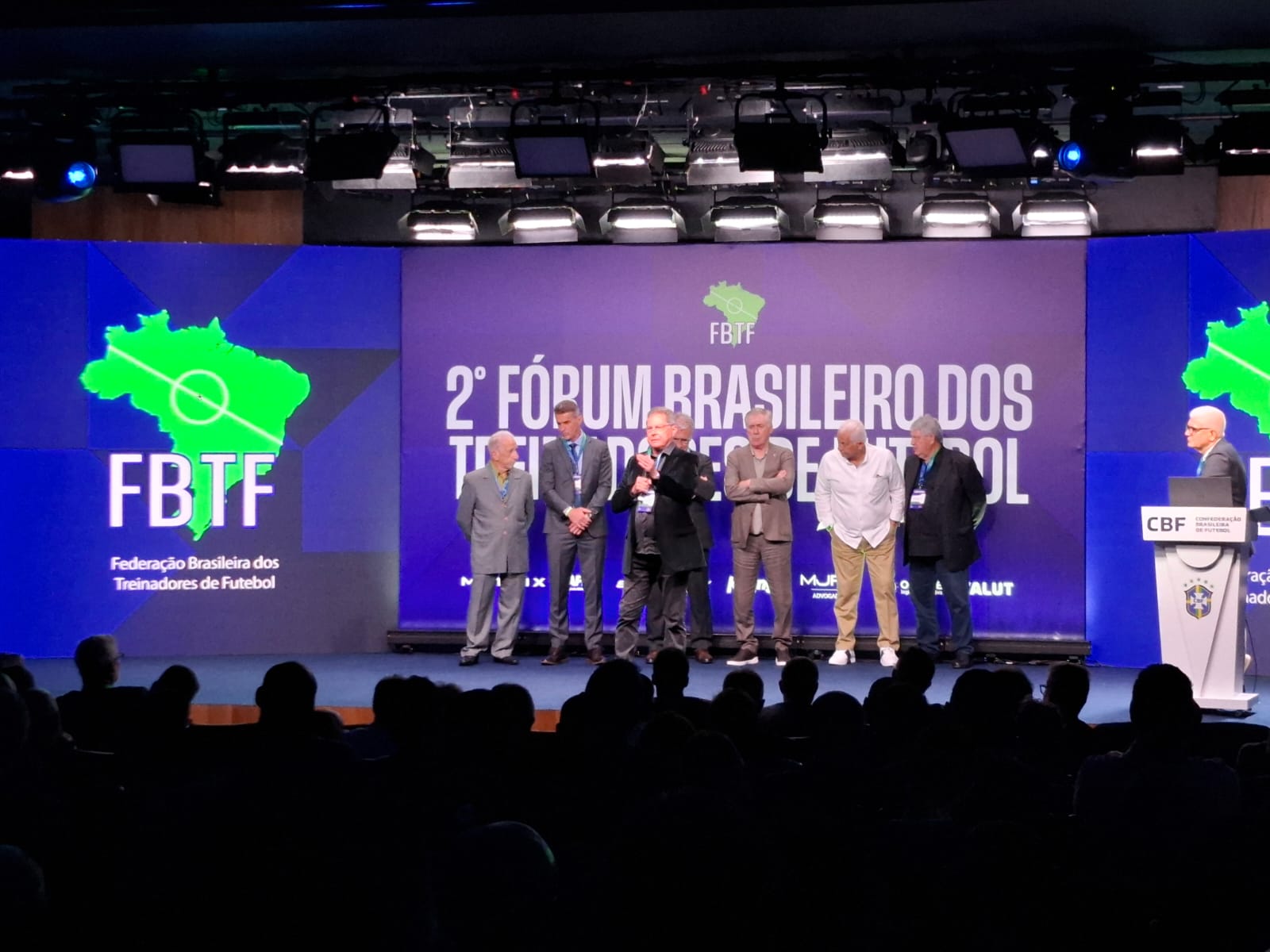 Oswaldo de Oliveira discursa em palco com Carlo Ancelotti e Emerson Leão (Foto: Marcio Dolzan - Lance!)