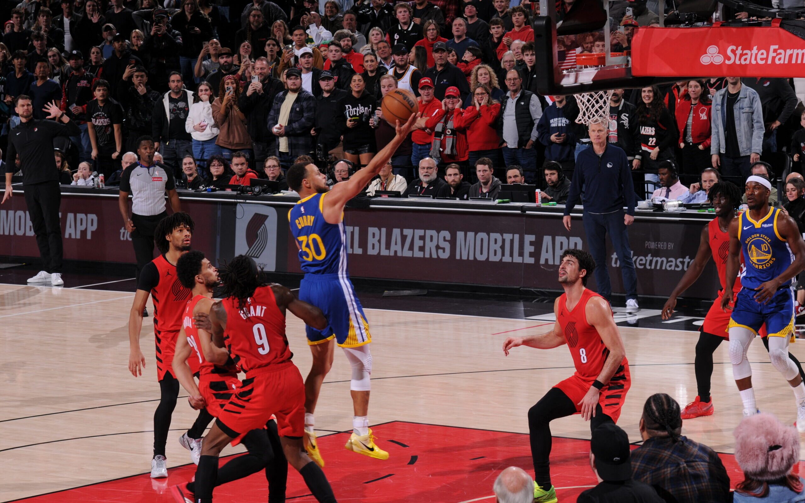 Stephen Curry bate dois recordes de Jordan na NBA em uma semana