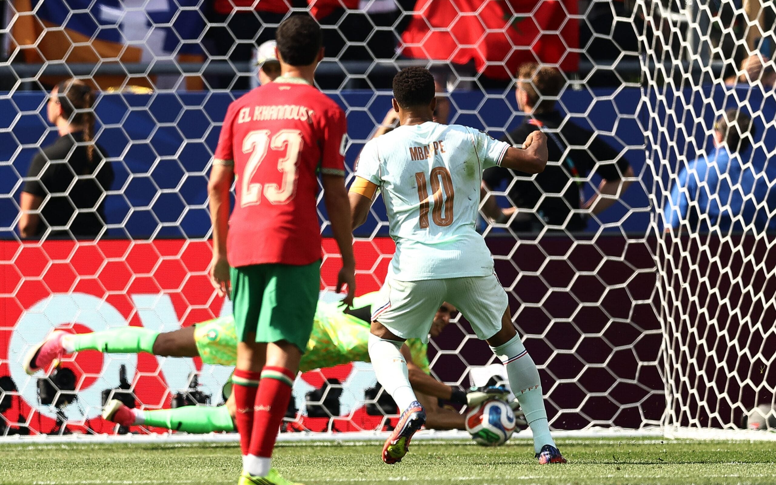 Com virada após pênalti perdido, França vence por 2 a 0 e vai à semifinal