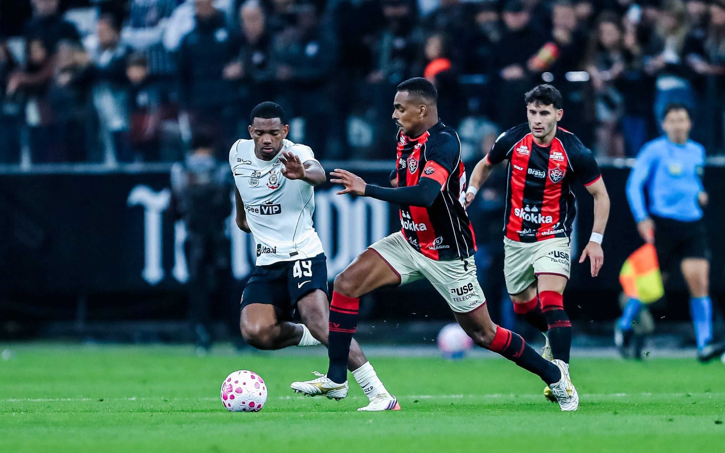 Sem Seedorf, Corinthians empata com o Vitória pelo Brasileirão