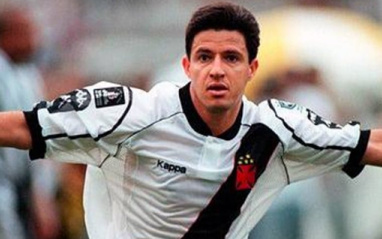 Ramón Menezes comemora gol pelo Vasco contra o Botafogo em 1998