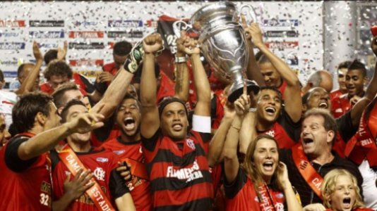 2011 — Campeão Carioca Invicto de 2011 (Taça Guanabara e Taça Rio) com Ronaldinho Gaúcho